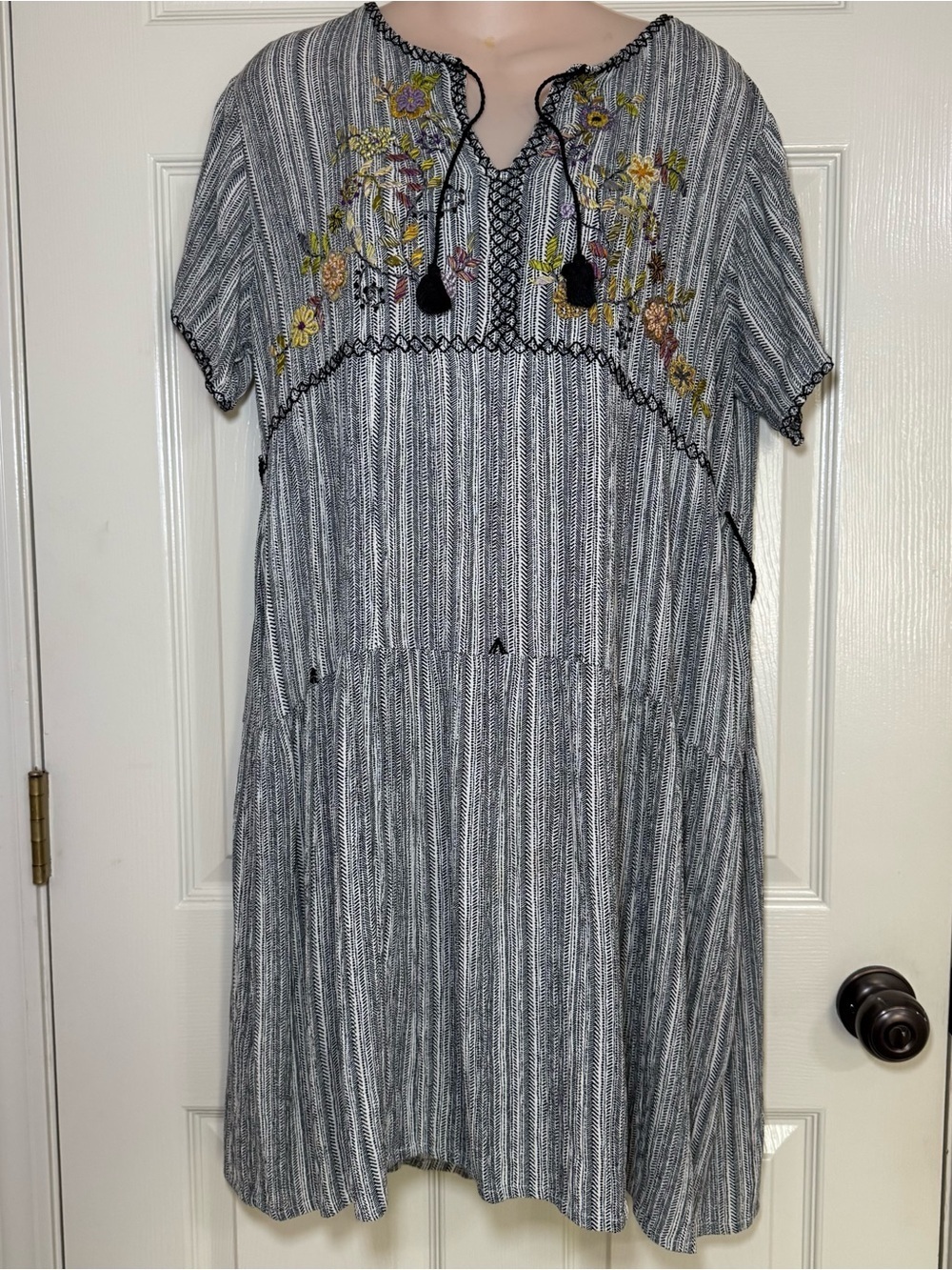 Abrazo Style Embroidered Tunic Dress Womens Size Medium Pockets Bohemian Tiered